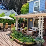 Multnomah Village Hideaway